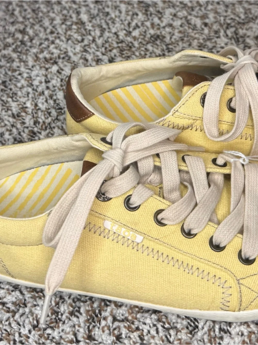 Taos Star Burst Women’s Size 9 Yellow Canvas Lace Up Comfort Sneakers NWT
